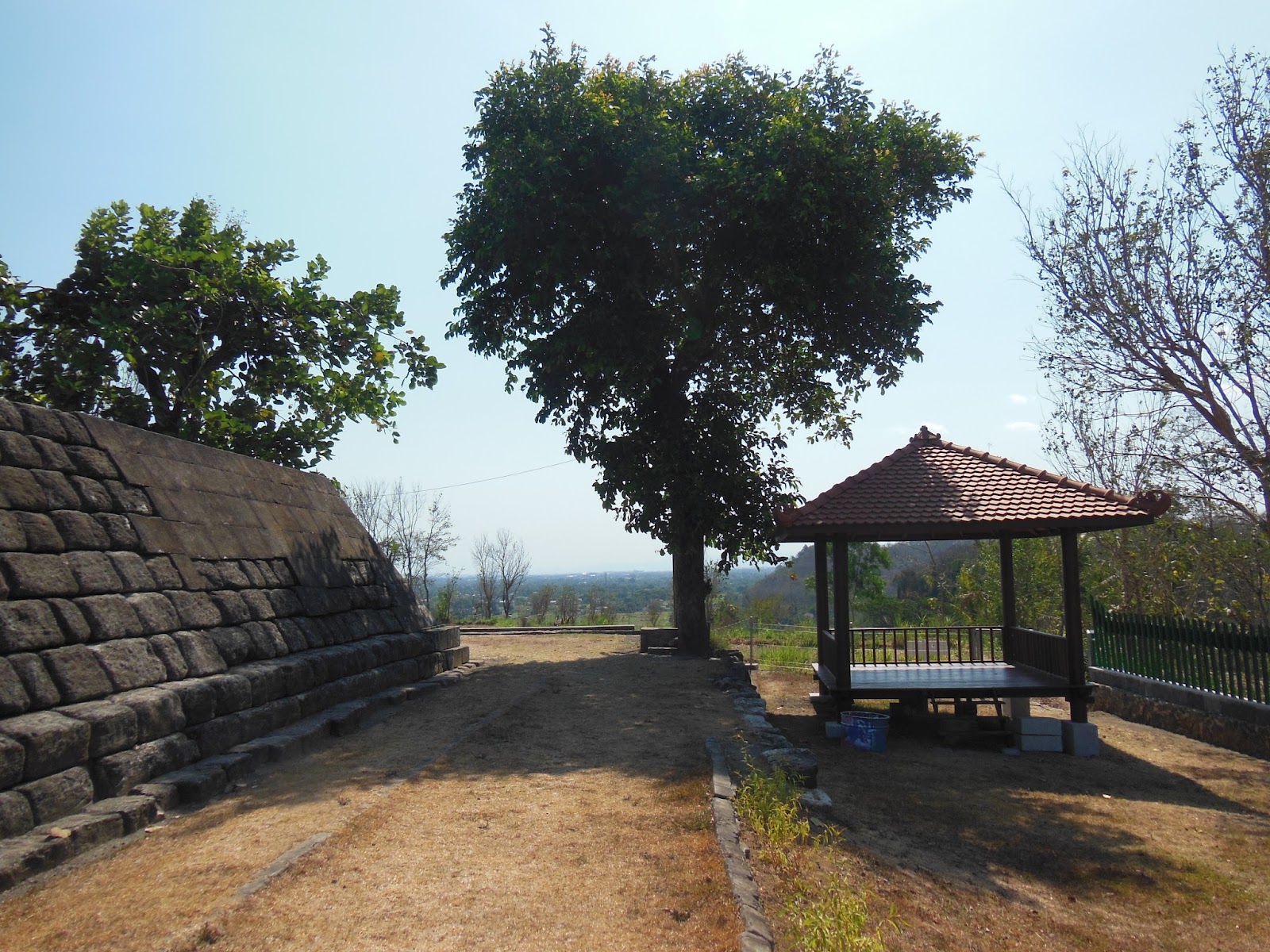Mbulan: LESEHAN DI CANDI BARONG & RATU BOKO