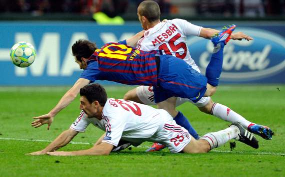messi+tackled+at+san+siro.jpg