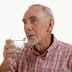 Los mayores deben de beber en verano seis vasos de líquido al día