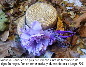 Canotier de paja con cinta de terciopelo, flor y plumas malvas