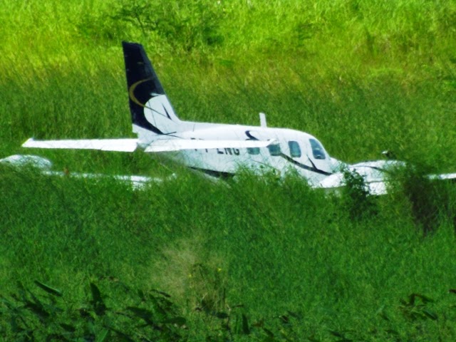[Brasil] Avião bimotor aterrissa de "barriga" em Santa Inês (MA) Acidente+Avi%C3%A3o+005