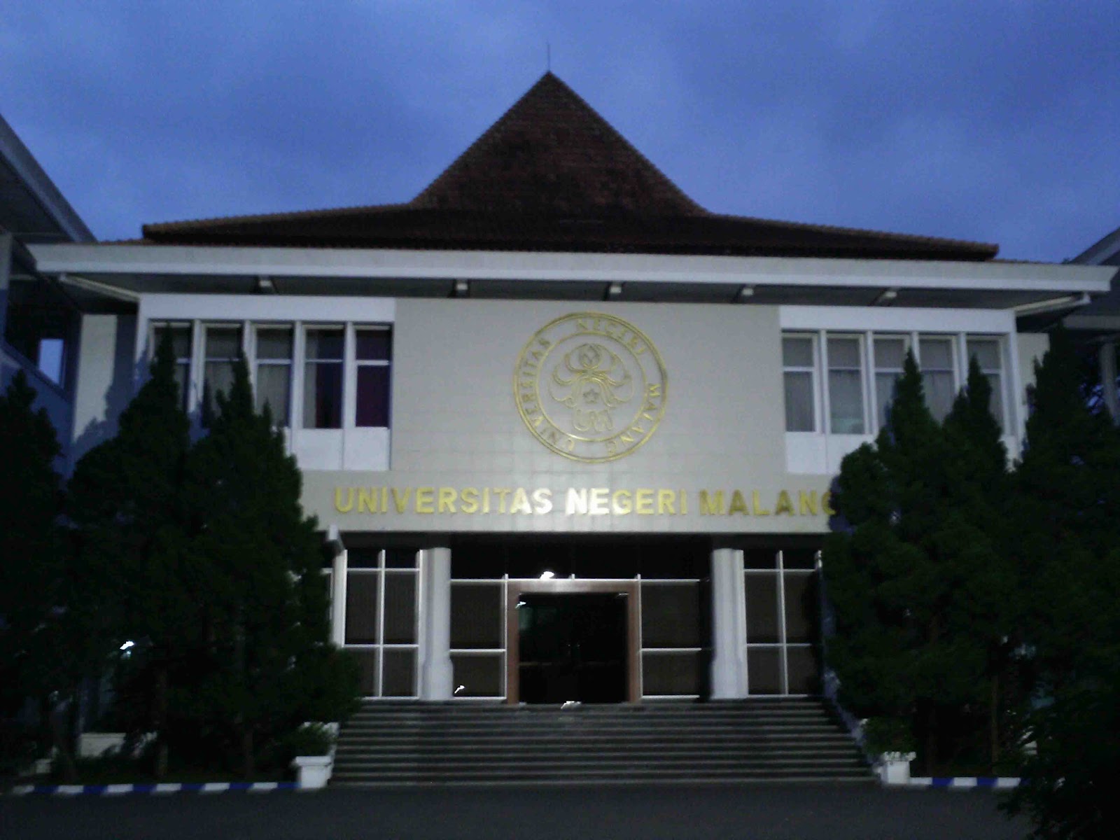 Kampus ke_lima, UM UniversitasNegeri Malang memeliki warna bangunan 