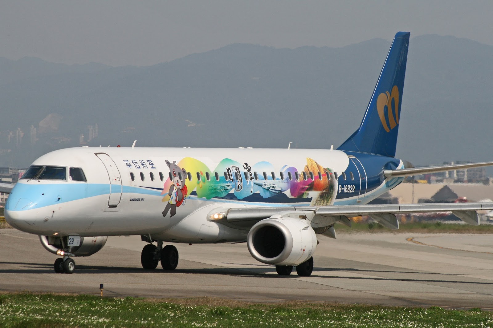 [Bild: B-16829+Mandarin+Airlines+ERJ-190+TSA+-+...Livery.jpg]