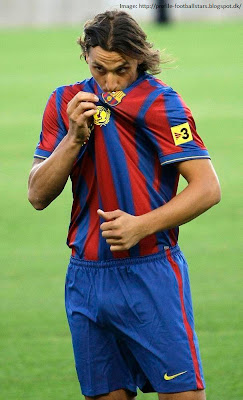 PSG's Zlatan Ibrahimovic kissing Barcelona's logo