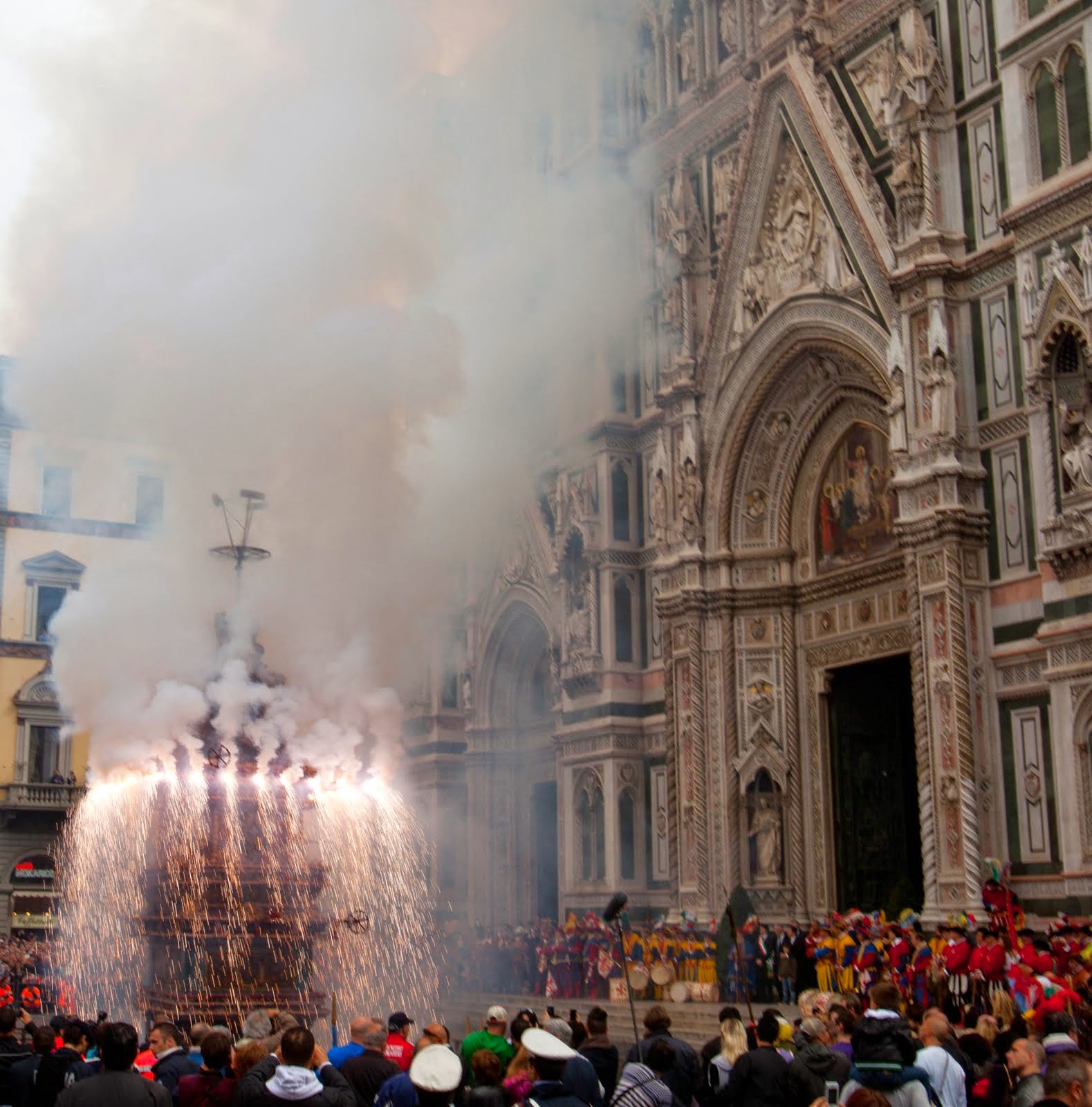 ISTITUTO EUROPEO FIRENZE Easter Sunday Explosion of the cart in Florence