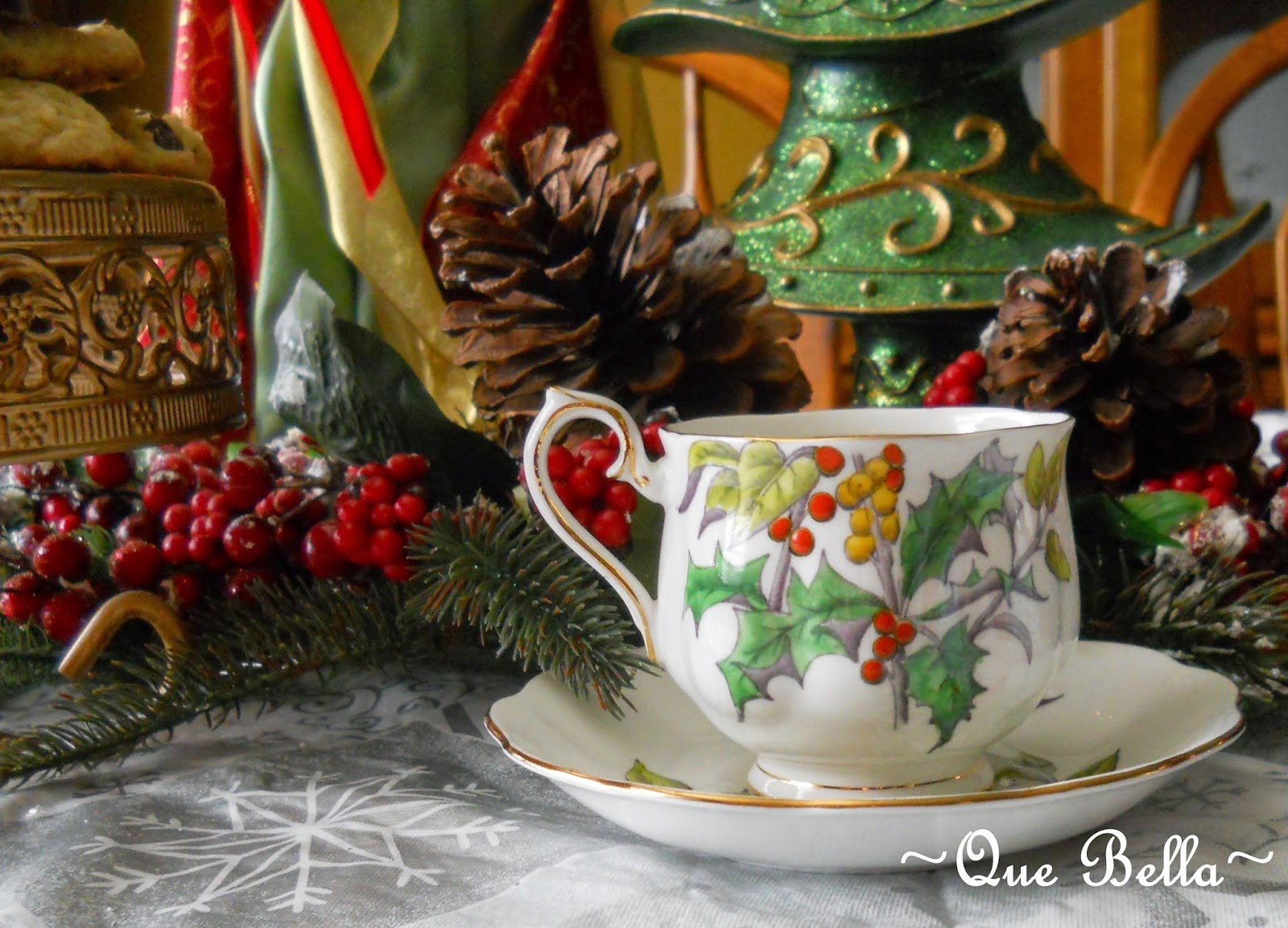 Que Bella Christmas Tea Cup and Saucer