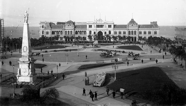 Circa 1885 - Plaza de Mayo, CASA DE GOBIERNO.