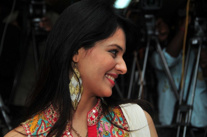Saloni Face close up - Saloni Cute Pics - South Actress