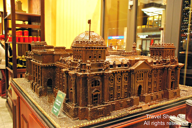 A chocolate "Reichstag" on display at Fassbender & Rausch