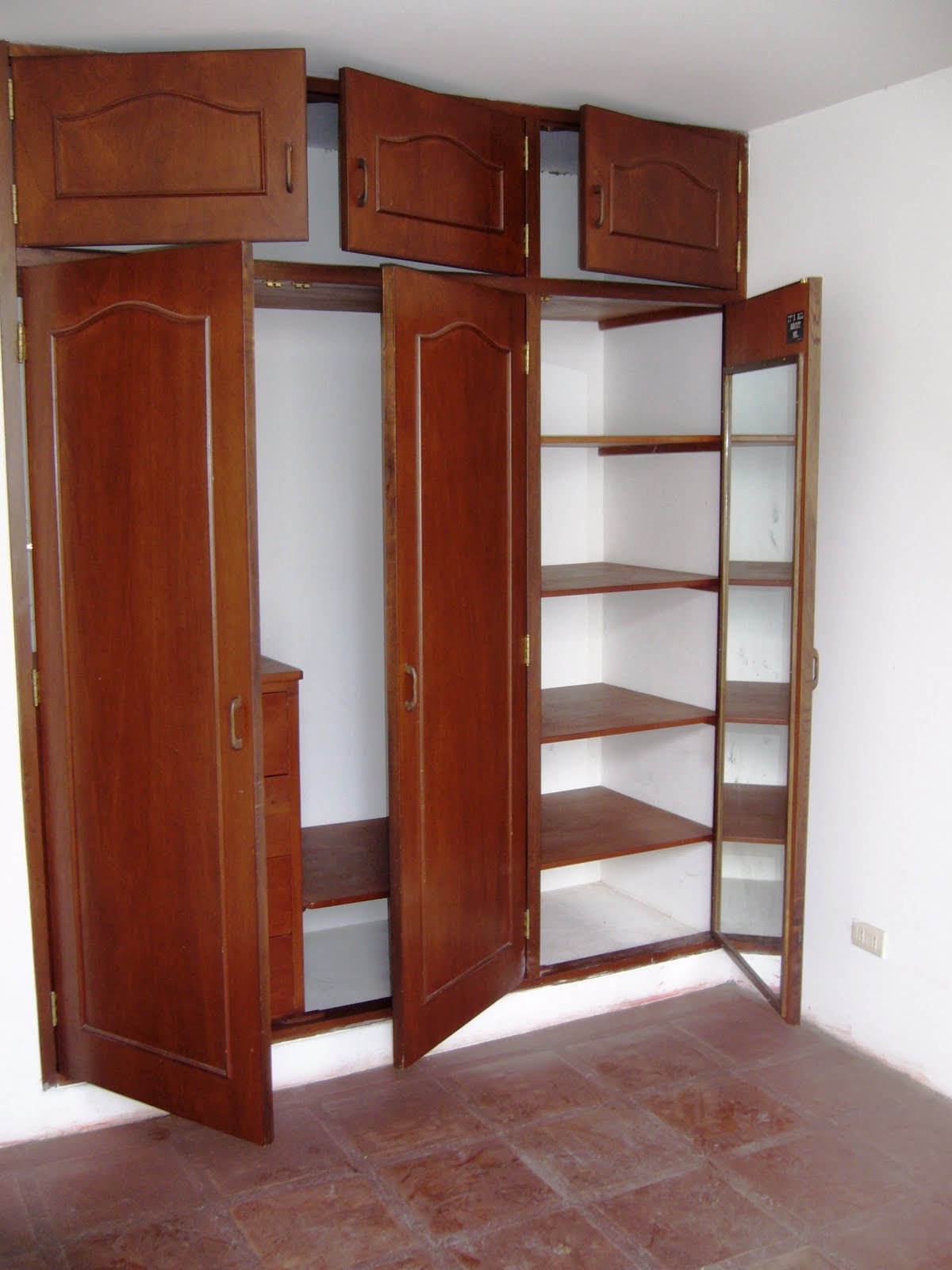 REMATE DE ACABADOS: Closet - Madera Cedro.