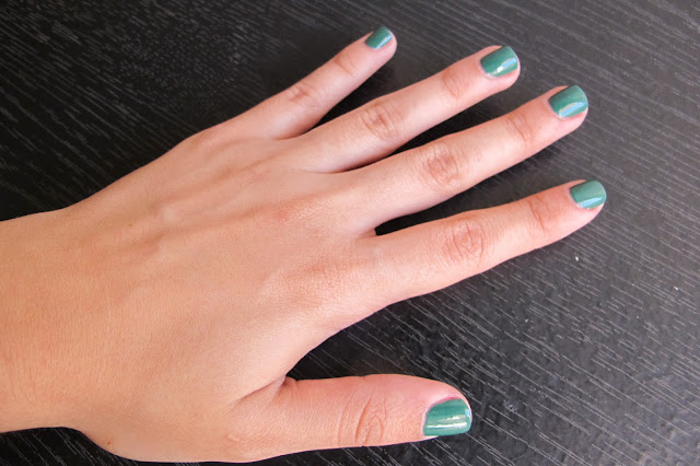 One Thousand Looks: MANI MONDAY: CHRISTMAS FRENCH WITH ACCENT NAIL