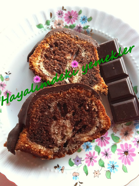 resimli Çikolata Soslu Kek Tarifi,Çikolata Soslu mozaik Kek nasil yapilir
