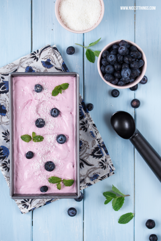 Blaubeereis Blaubeer Eis Eiscreme Rezept mit Kokos Kokoseis ohne Eismaschine #blaubeeren #heidelbeeren #eis #eiscreme #blaubeereis #kokos #kokoseis #coconut #eisrezepte