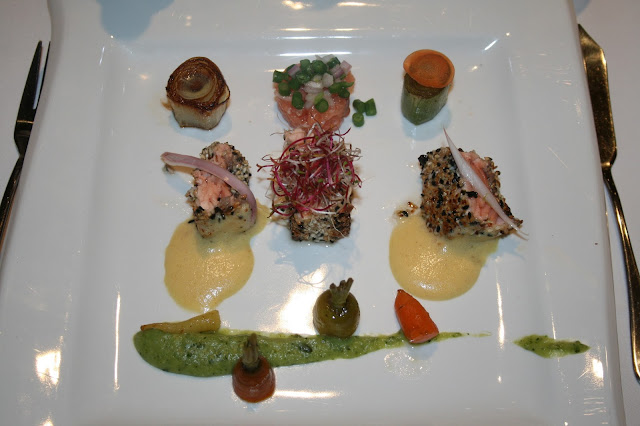 Zalm in sesamkorst, fondant van prei en wortel, kaviaar van courgette