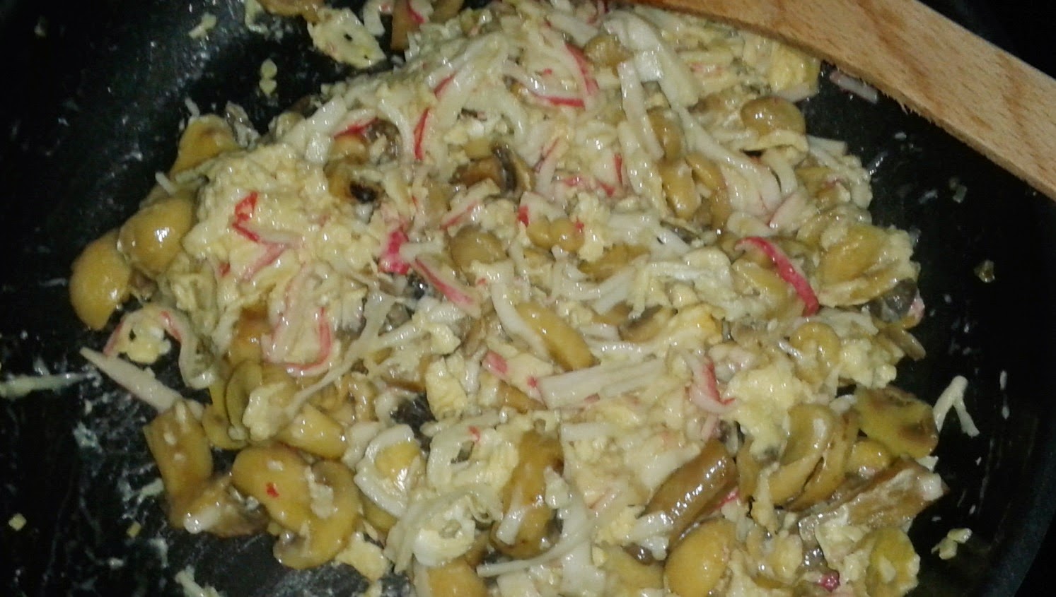 Revuelto De Champiñones Y Palitos De Cangrejo
