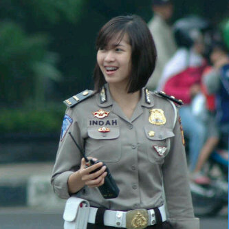 kehadiran polisi cantik atau polisi wanita di indonesia memberikan