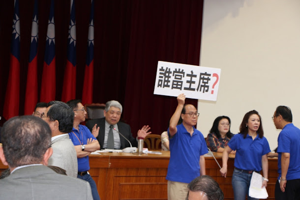 為了審前瞻預算,誰來當會議主席,藍、綠黨團吵成一團。
為了審前瞻預算,誰來當會議主席,藍、綠黨團吵成一團。