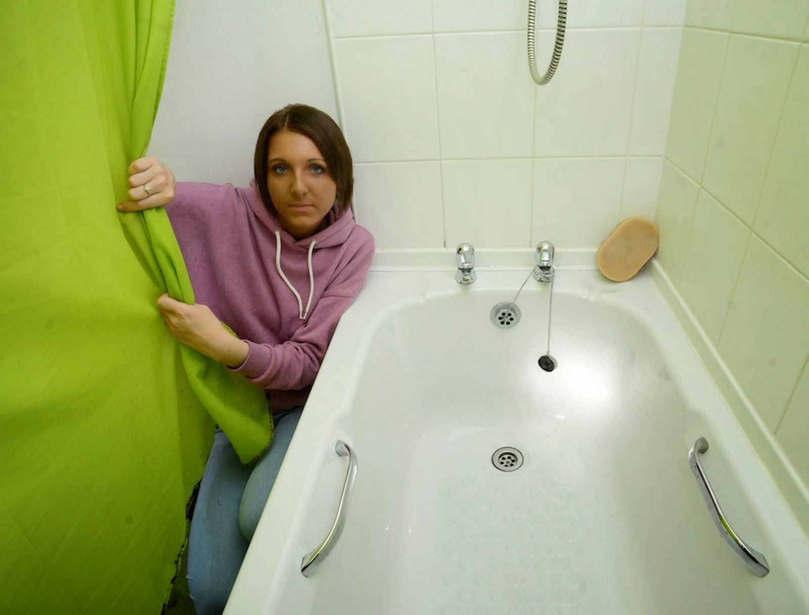 backblog: Entra in bagno e trova un pitone nella vasca backblog: Entra in bagno e trova un pitone nella vasca