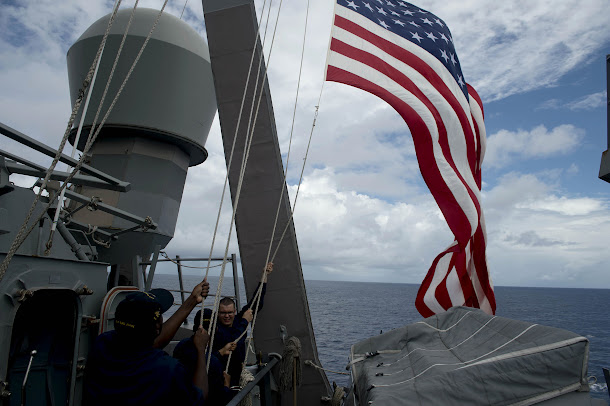 美國海軍飛彈驅逐艦馬侃號(USS John S. McCain)10日再度駛入南沙美濟礁附近水域,引發中國國防部嚴詞譴責。圖為2014年6月28日,美國和菲律賓兩國在南海舉行聯合軍事演習,馬侃號官兵升起美國國旗。 美國海軍飛彈驅逐艦馬侃號(USS John S. McCain)10日再度駛入南沙美濟礁附近水域,引發中國國防部嚴詞譴責。圖為2014年6月28日,美國和菲律賓兩國在南海舉行聯合軍事演習,馬侃號官兵升起美國國旗。