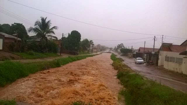Rolim de Moura – Forte chuva na tarde deste sábado causa alguns pontos de alagamentos na cidade