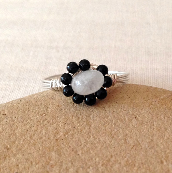 Sweet flower ring with moonstone and black agate with instructions
