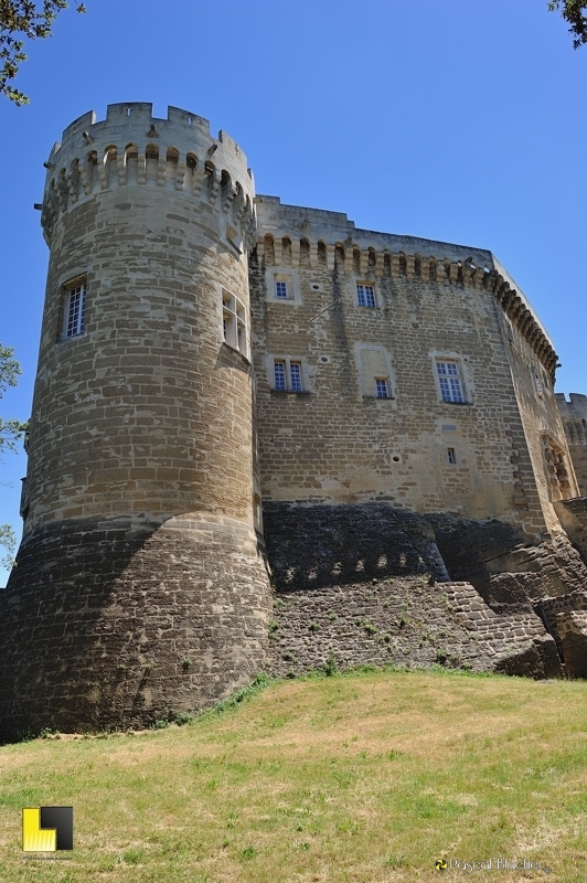 le château de suze la rousse vu du pied de la tour photo blachier pascal