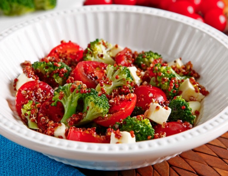 Salada de Brócolis, Tomate-Cereja e Quinoa Vermelha (vegana)