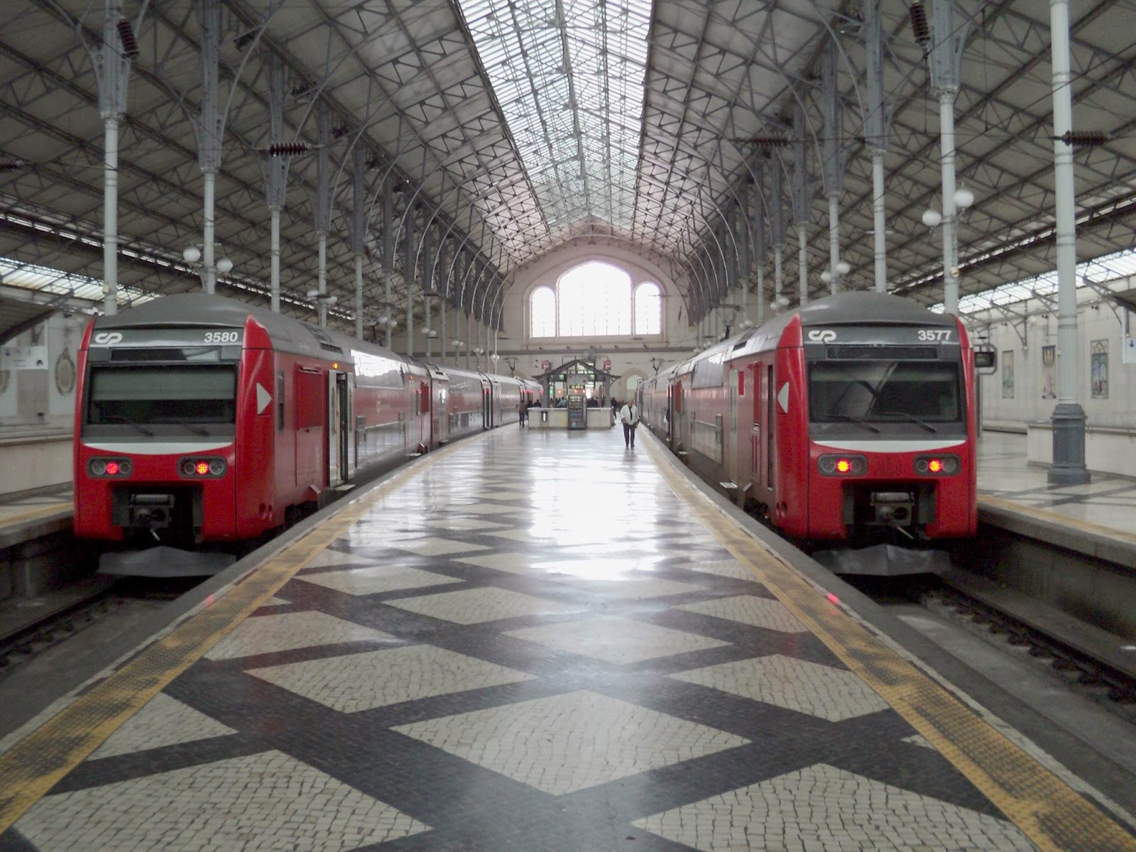 Lisbona comboio sintra estoril cascais suburbano estação rossio cais praias visitar viajarentreviagens treno escapeartist lisbonne sodré plan vai clicar sado Os Caminhos de Ferro: Linha de Sintra - o fenómeno