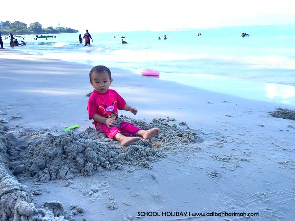 amina sofia amina sofia seronok main pasir pantai telok kemang