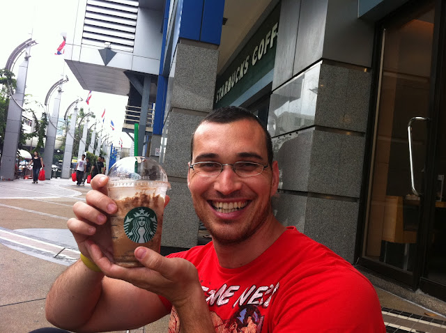 Mike feliz con su nuevo café de Starbucks
