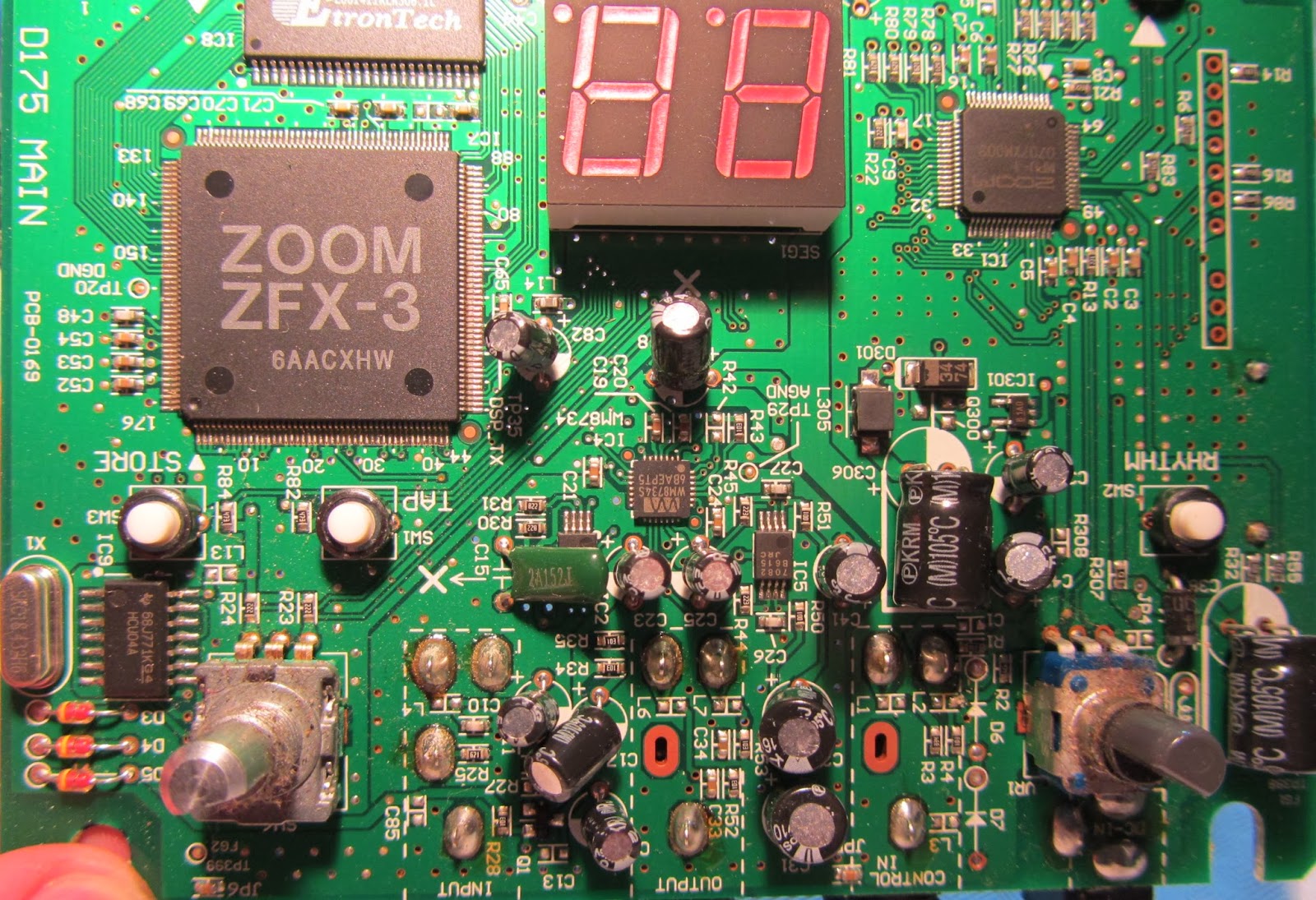 Hack Correlation Zoom G1 guitar effects pedal repair