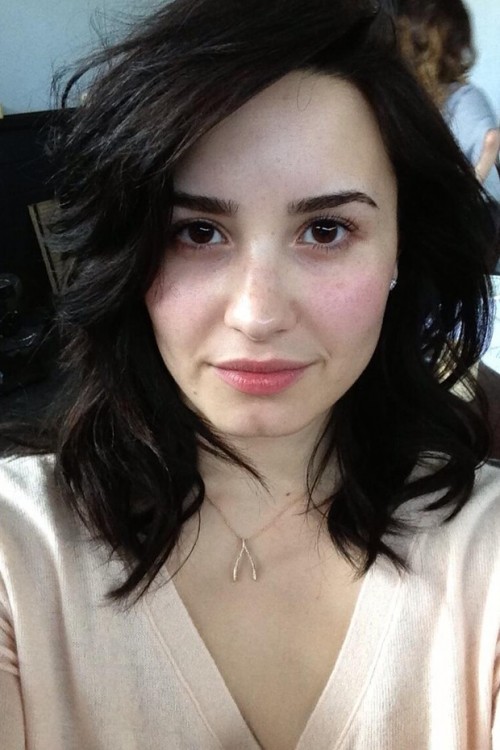 Demi Lovato aparece sem maquiagem e manda mensagem.