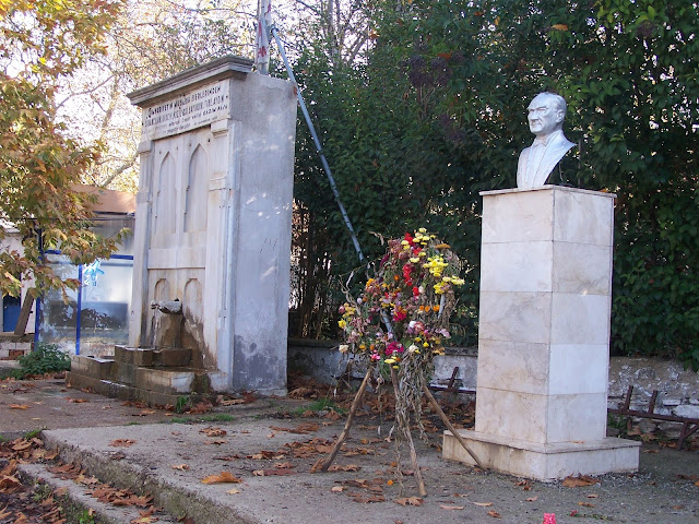 Bir 10 Kasım sonrasında; Ovacık Yaylası’nda, Paşa Çeşmesi yanındaki Atatürk Büstü'nde solan çiçekler