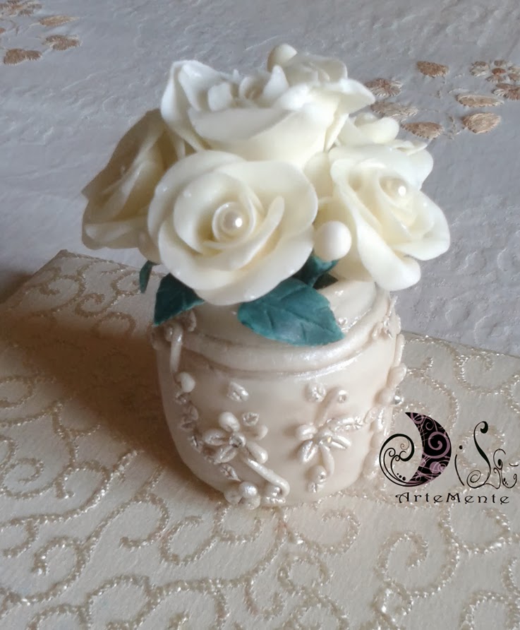 DiLù Artemente: Vaso di rose bianche in porcellana fredda