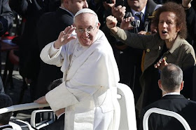 Francisco: "El poder del Papa es servicio, acoger con afecto a los más pobres"