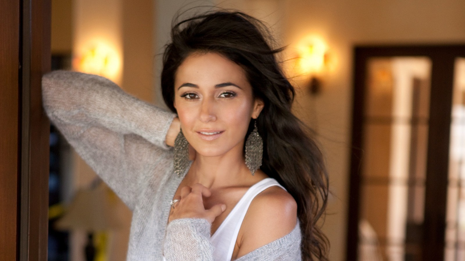 Celebrity Images Gallery: Emmanuelle Chriqui - "Uncovering Sloan