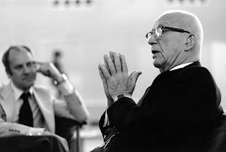 Richard Buckminster Fuller con el joven Norman Foster
