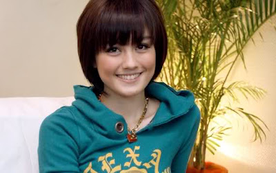 profil agnes monika