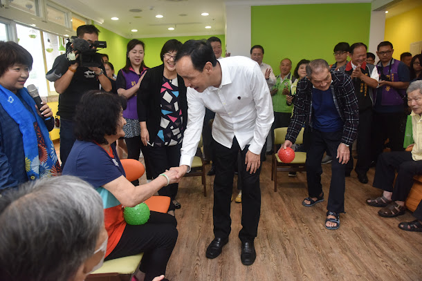 朱立倫出席新北第34公共托老中心開幕,強調希望讓長輩在社區就能受到專業又完善的照顧。 朱立倫出席新北第34公共托老中心開幕,強調希望讓長輩在社區就能受到專業又完善的照顧。