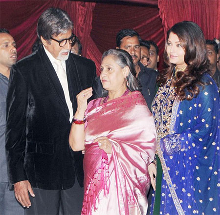 Aishwarya Rai at Riteish-Genelia Wedding1 - Aishwarya Rai Post Pregnancy Pics at Riteish-Geneliaâ€™s wedding reception!