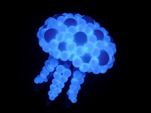18-Jellyfish-neon-Masayoshi-Matsumoto-isopresso-3D-Balloon-Sculptures-Animals-Insects-and-Human-www-designstack-co