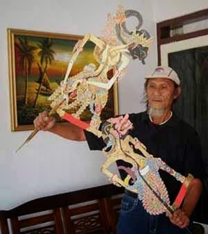 Memainkan wayang