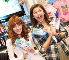Bella+thorne+and+zendaya+kissing