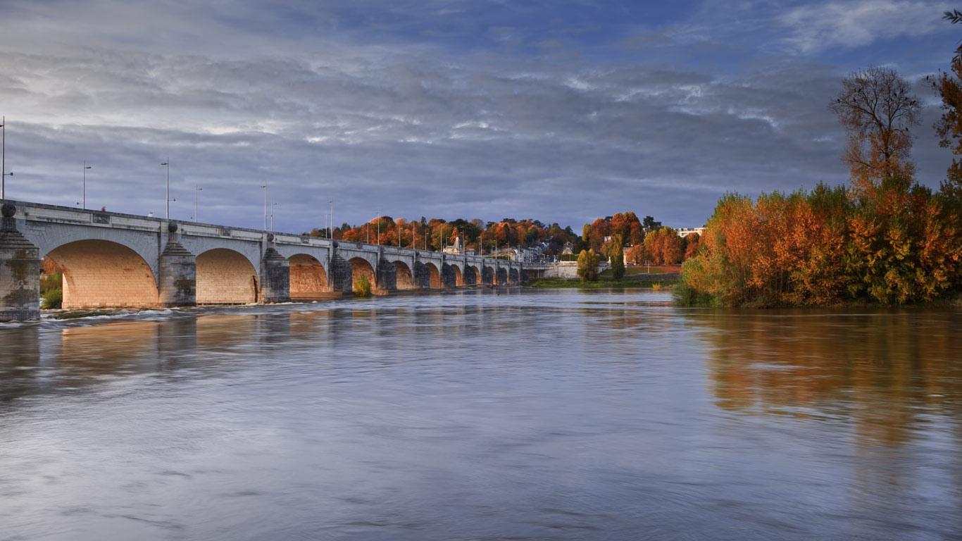 Le+pont+Wilson+traversant+la+Loire+%C3%A0+Tours,+Indre-et-Loire+by+Julian+Elliott+Ethereal+Ligh.jpg