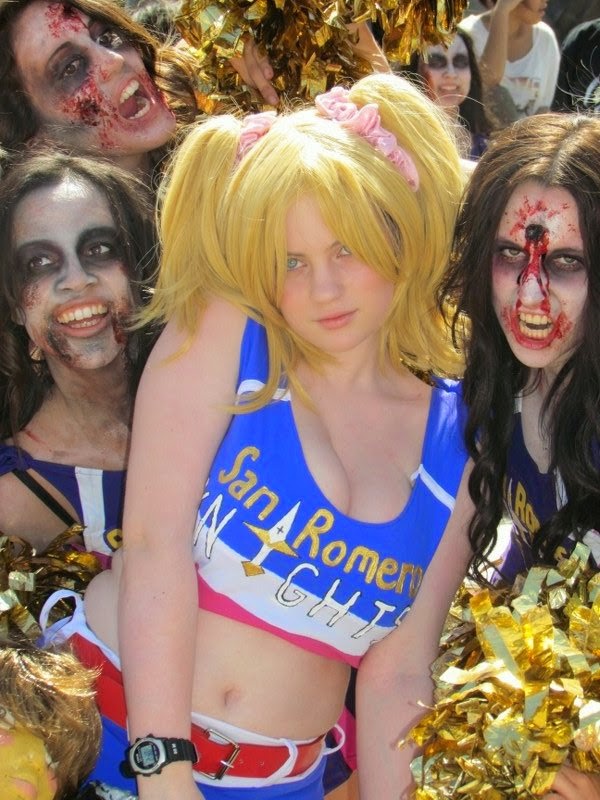photo de cosplay d'une convention londonienne d'une lolipop entouré de zombies 