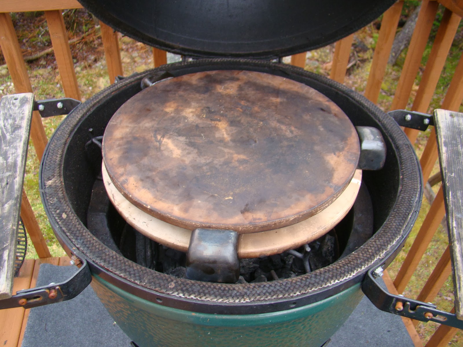 HRM CREATIVE BBQ Kamado Joe heat deflector vs Big Green Egg Plate setter.