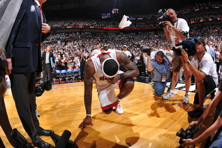 Lebron+kneels.jpg