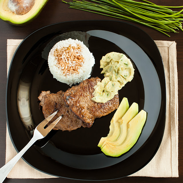 Антрекот с соусом из авокадо