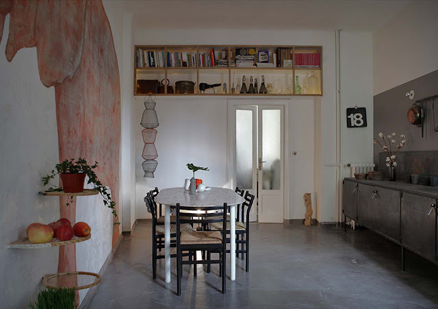 Italienisches Design in spartanischer Einrichtung in Berliner Wohnung: Küche