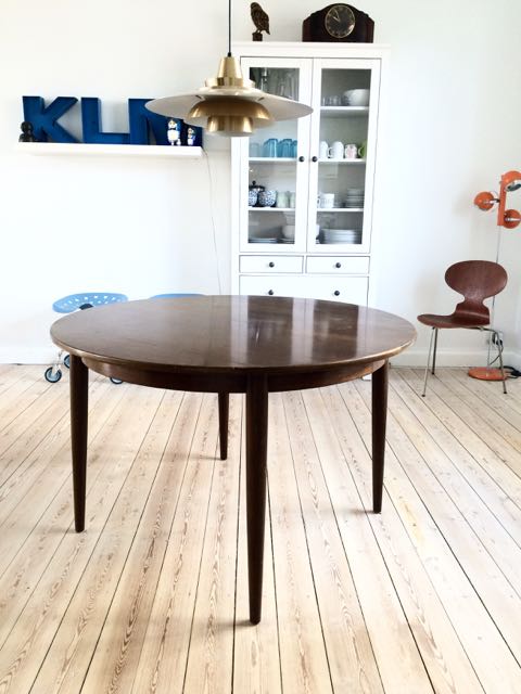 Retro furniture: rundt spisebord med tillægsplader
